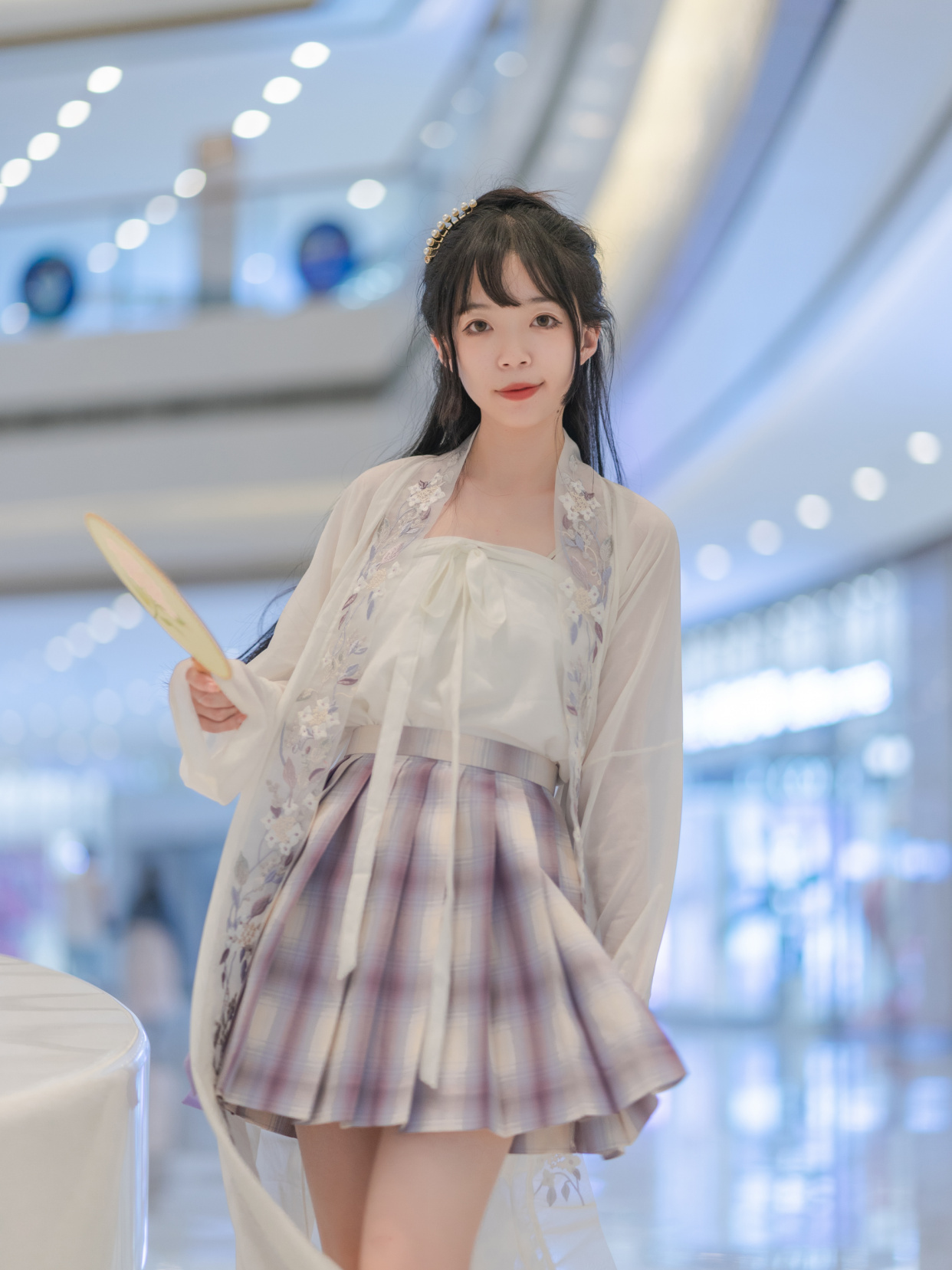 身高158的小个子女生,穿汉服这样"混搭",可爱又优雅,很显高